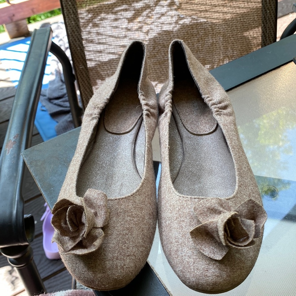Women’s flats size 11 grey